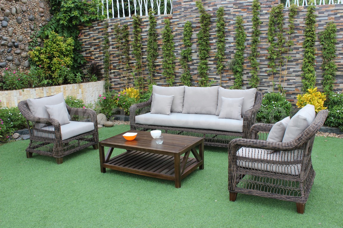 Một bộ sofa trong sân vườn thích hợp cho cả gia đình
